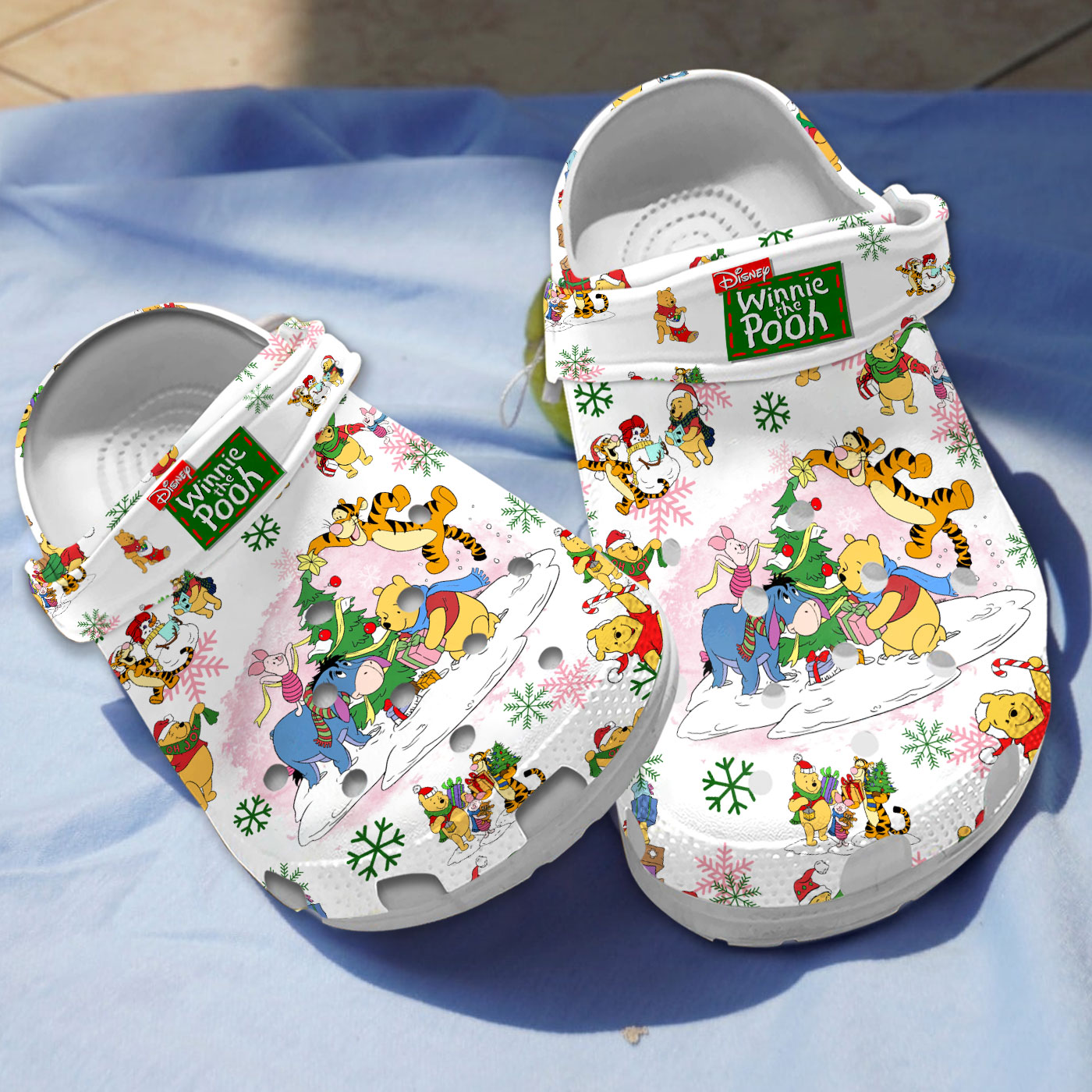 winnie the pooh friends with christmas tree unisex white clogs wpnw0