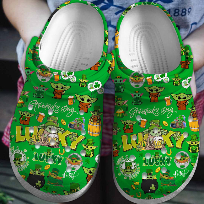 happy st.patricks day baby yoda eye catching green clogs buy more save more at trendycroc.com! 3zzgt