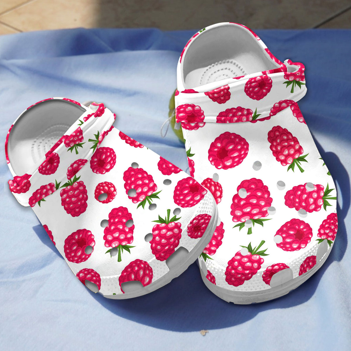 comfortable and fluffy raspberry white clogs suitable for outdoor walking es0t3