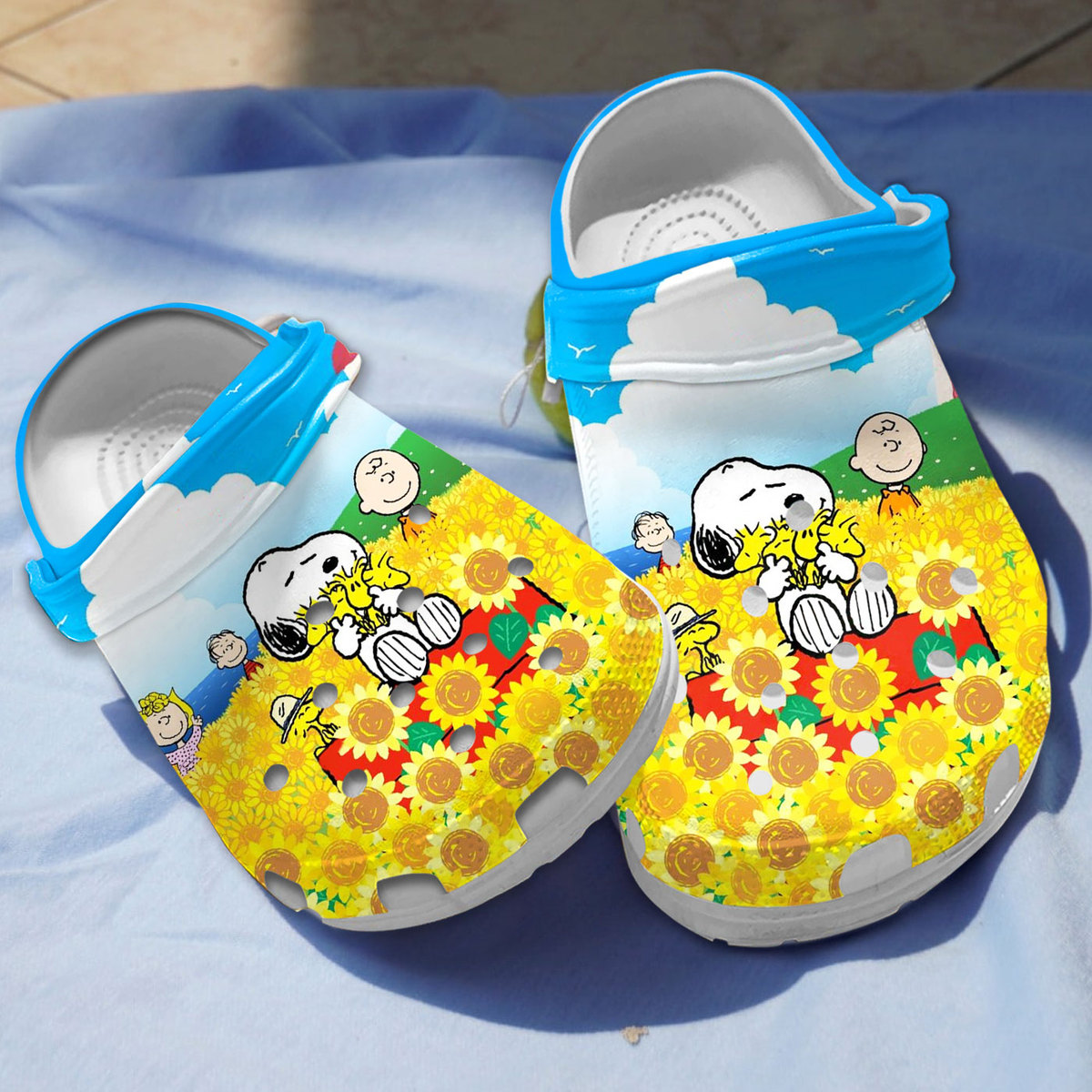non slip and breathable snoopy colorful clogs suitable for outdoor walking sctan