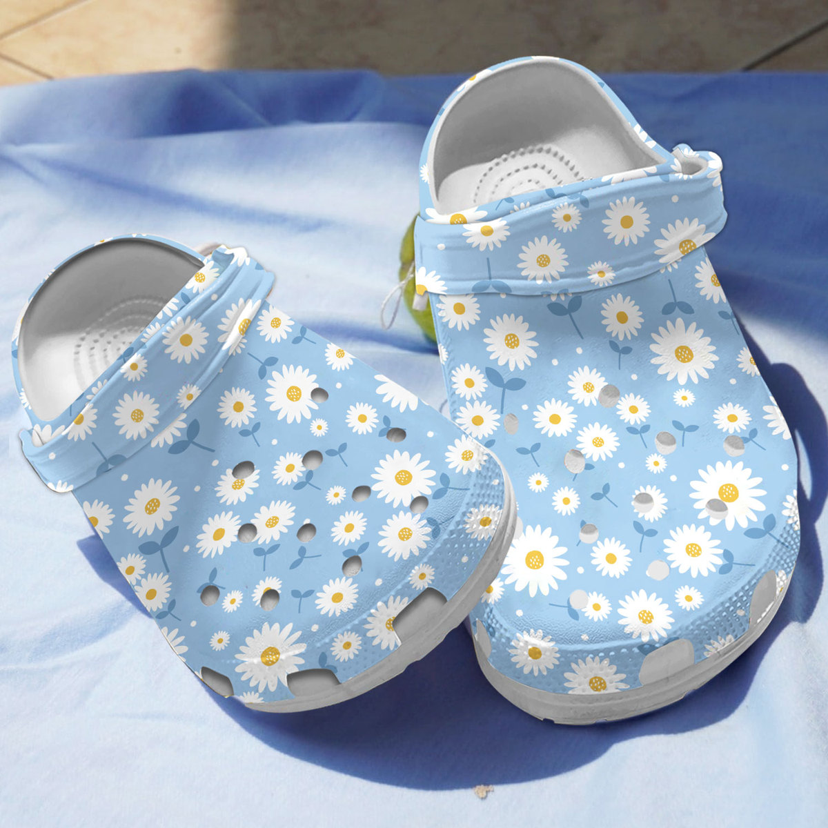 Stylish And Comfortable Daisy Pattern Blue Clogs, Easy To Clean And Quick To Dry 